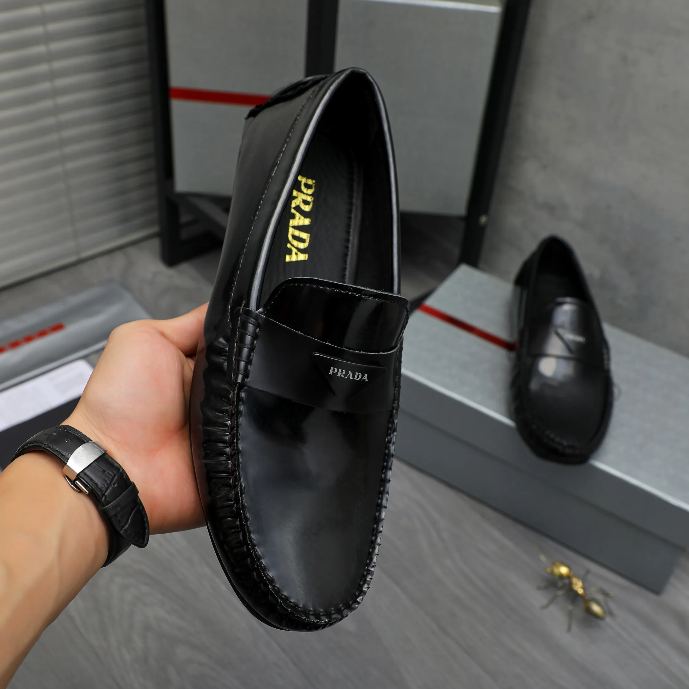 P420 Product trademark: PRADA [Prada] casual slip-on men's shoes, full size. Size: 38-44 Product material: Selected patent cowhide upper, sheepskin lining, rubber outsole